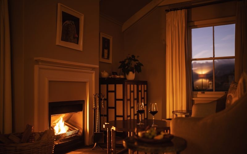 LeQuartierFrancais-GrandeRoomFireplace